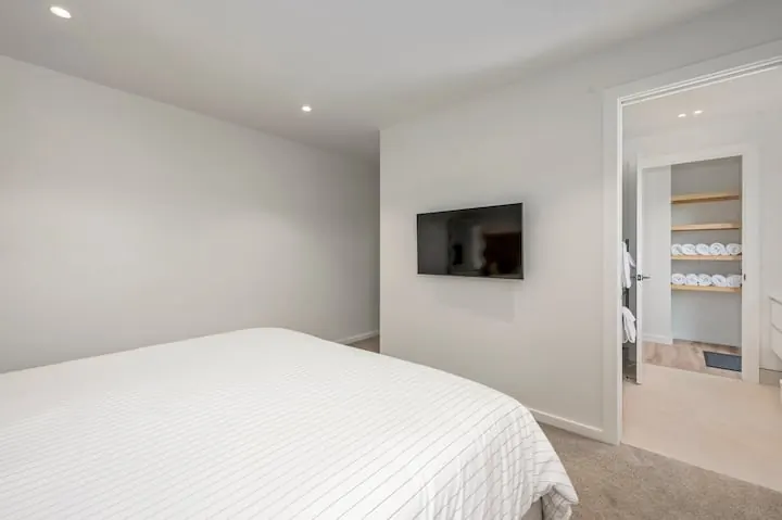 Bedroom, Pool Courtyard