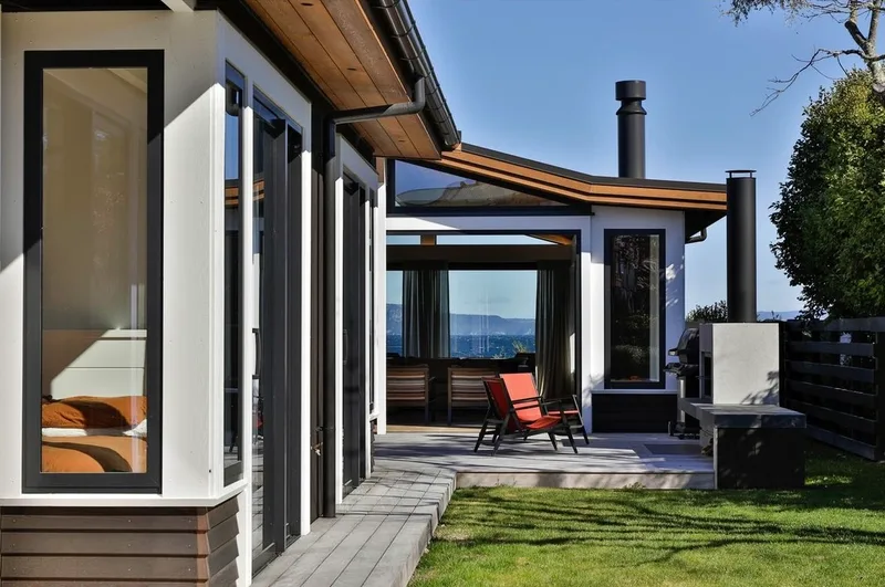 Outdoor room, Lake House