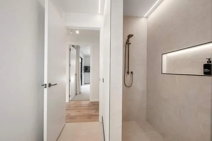 Ensuite, Pool Courtyard