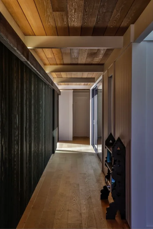 Corridor, Lake House